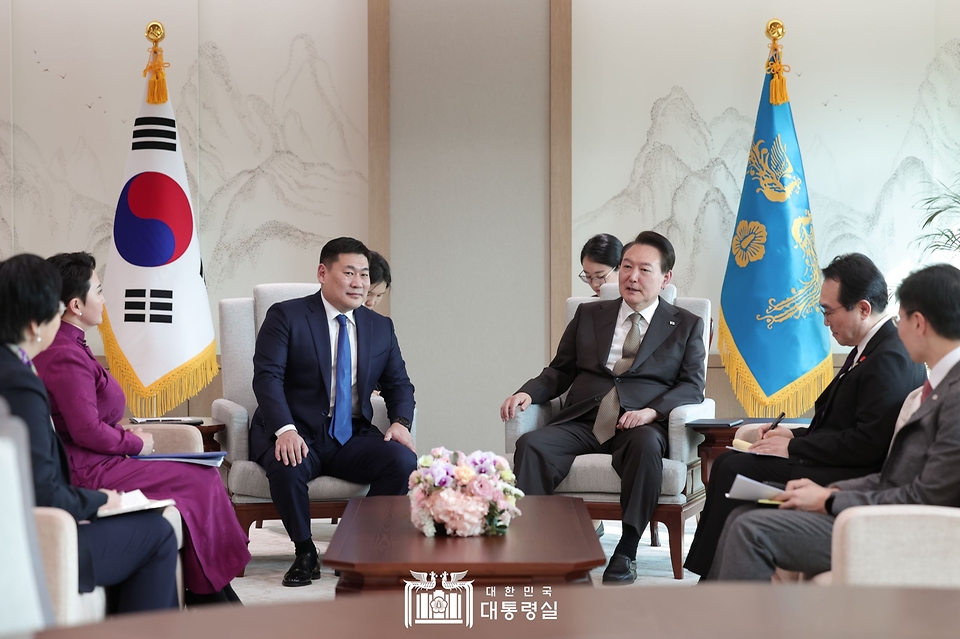 윤석열 대통령이 15일 서울 용산구 대통령실 청사에서 롭상남스랭 어용에르덴 몽골 총리를 접견하고 있다.