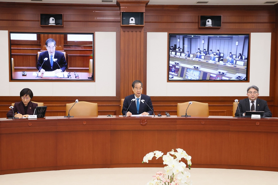 한덕수 국무총리가 16일 서울 종로구 정부서울청사에서 열린 ‘제17회 국정현안관계장관회의’를 주재하고 있다.