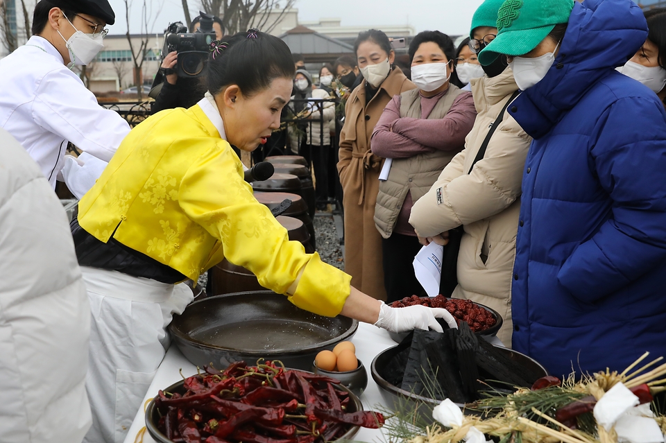 유정임 김치명인이 16일 전북 전주시 한국농수산대학교에서 열린 ‘장 담그는 날’ 행사에서 학생들과 함께 전통식 장 담그는 법을 시연하고 있다.