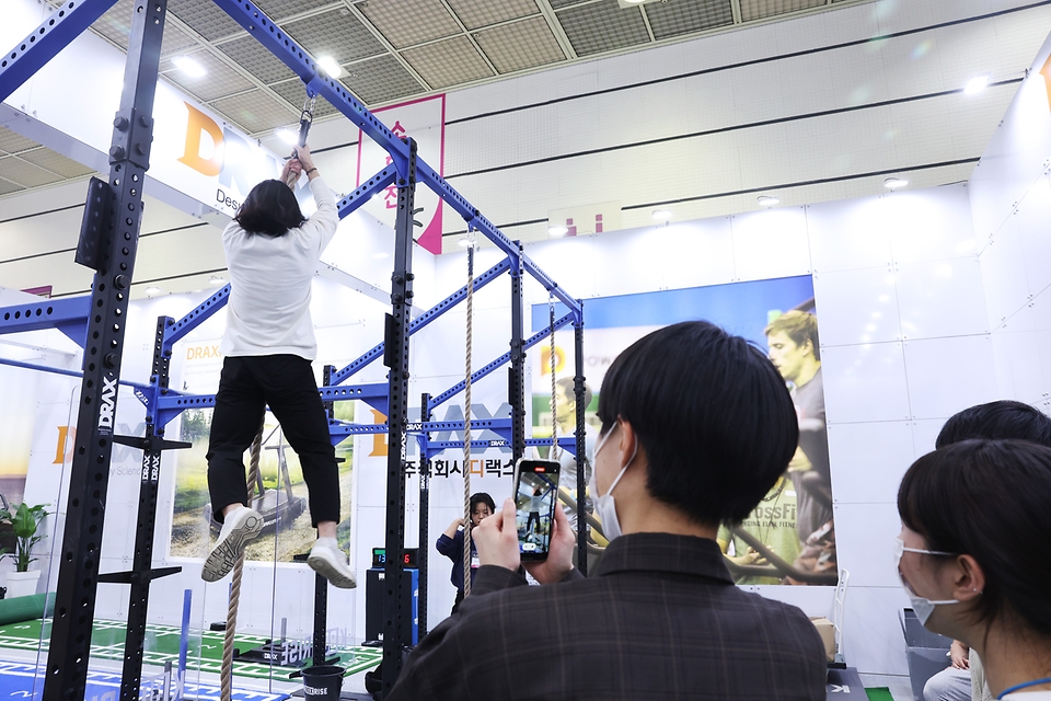 <p>17일 오후 서울 강남구 코엑스에서 열린 ‘2023 서울국제스포츠레저산업전’에서 관람객이 운동기구를 체험하고 있다. </p>