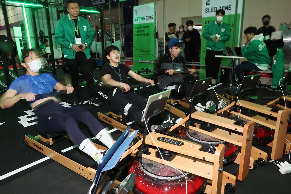 <p>17일 오후 서울 강남구 코엑스에서 열린 ‘2023 서울국제스포츠레저산업전’에서 관람객이 운동기구를 체험하고 있다. </p>