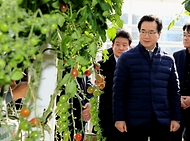 정황근 농식품부 장관, 스마트팜 농업회사법인 우듬지팜 현장 방문 사진 1
