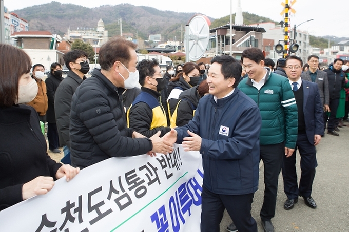 원희룡 국토교통부 장관이 16일 전남 순천시 경전선 공사 예정 구간을 방문, 순천 시민들과 인사하고 있다.