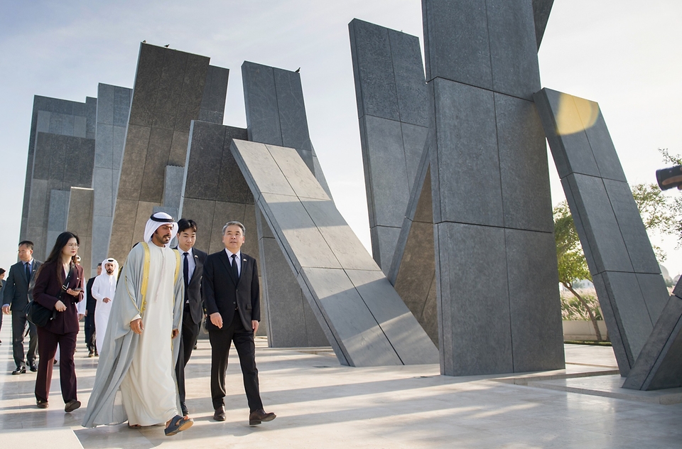 이종섭 국방부 장관이 20일(현지시간) 아랍에미리트(UAE) 현충원 ‘와하트 알 카라마’를 방문, 추모공간을 둘러보고 있다. (출처=국방부 페이스북)