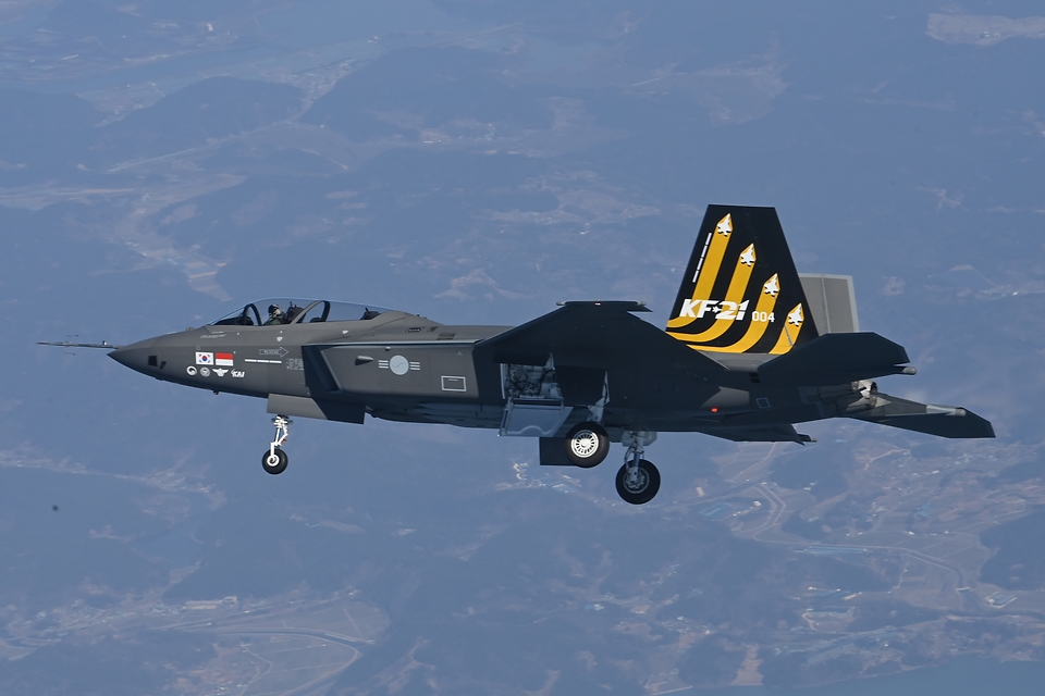 방위사업청이 20일 한국형전투기 KF-21 시제 4호기가 경남 사천에 있는 제3훈련비행단에서 이륙하여 11시 19분부터 34분 동안 최초비행에 성공했다고 밝혔다. 사진은 최초 비행에 성공한 KF-21 시제 4호기 모습.