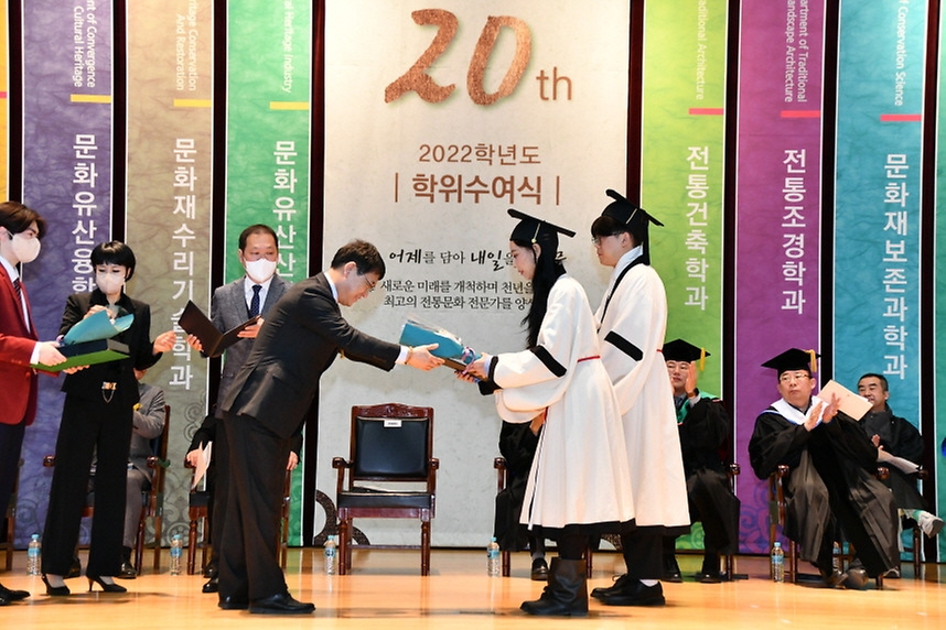 최응천 문화재청장이 17일 충남 부여군 한국전통문화대학교에서 열린 ‘한국전통문화대학교 2022학년도 학위수여식’에 참석, 졸업생들에게 문화재청상을 수여하고 있다.