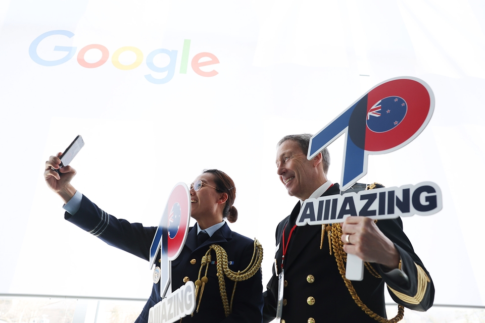<p>22일 오전 서울 용산구 전쟁기념관에서 열린 구글 아트앤컬쳐 DMZ 사업 론칭 행사에서 참전국 대사 등 참석자들이 정전 70주년 기념 세리머니를 하고 있다. </p>
