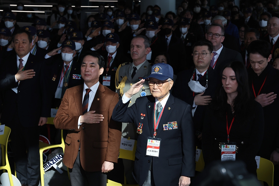 <p>22일 오전 서울 용산구 전쟁기념관에서 열린 구글 아트앤컬쳐 DMZ 사업 론칭 행사에서 참전국 대사, 참전유공자 등 참석자들이 국민의례를 하고 있다.</p>