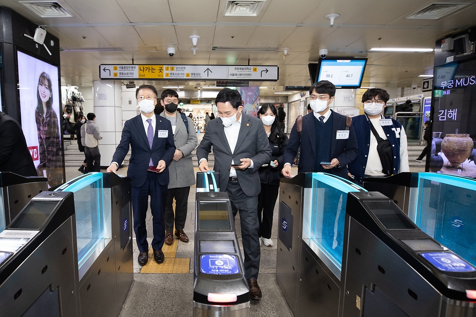 원희룡 국토교통부 장관이 22일 서울 중구 포스트타워 대회의실에서 열린 ‘알뜰교통카드 플러스 협약식’ 직후 알뜰교통카드로 지하철을 이용해 이동하고 있다. 
