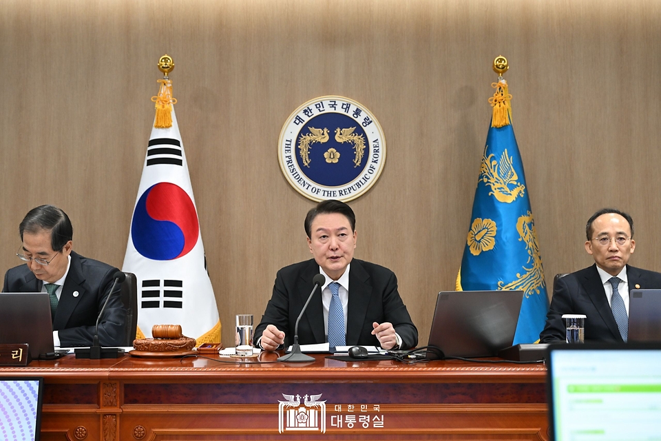 윤석열 대통령이 21일 서울 용산구 대통령실 청사에서 열린 ‘제8회 국무회의’를 주재하고 있다.
