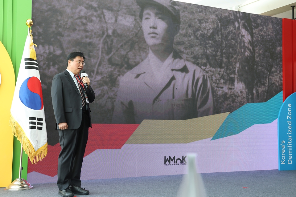 <p>22일 오전 서울 용산구 전쟁기념관에서 열린 구글 아트앤컬쳐 DMZ 사업 론칭 행사에서 故 이학수의 아들 이병기 씨가 아카이브 스토리텔링 콘텐츠를 소개하고 있다. </p>
