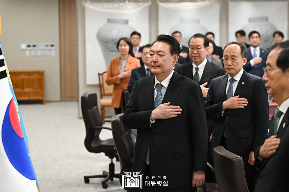 윤석열 대통령이 21일 서울 용산구 대통령실 청사에서 열린 ‘제8회 국무회의’에 참석, 국기에 대한 경례를 하고 있다.