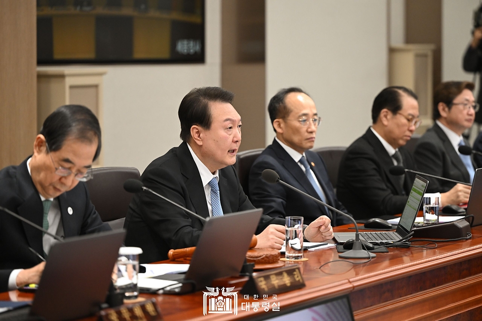 윤석열 대통령이 21일 서울 용산구 대통령실 청사에서 열린 ‘제8회 국무회의’에 참석, 발언하고 있다.
