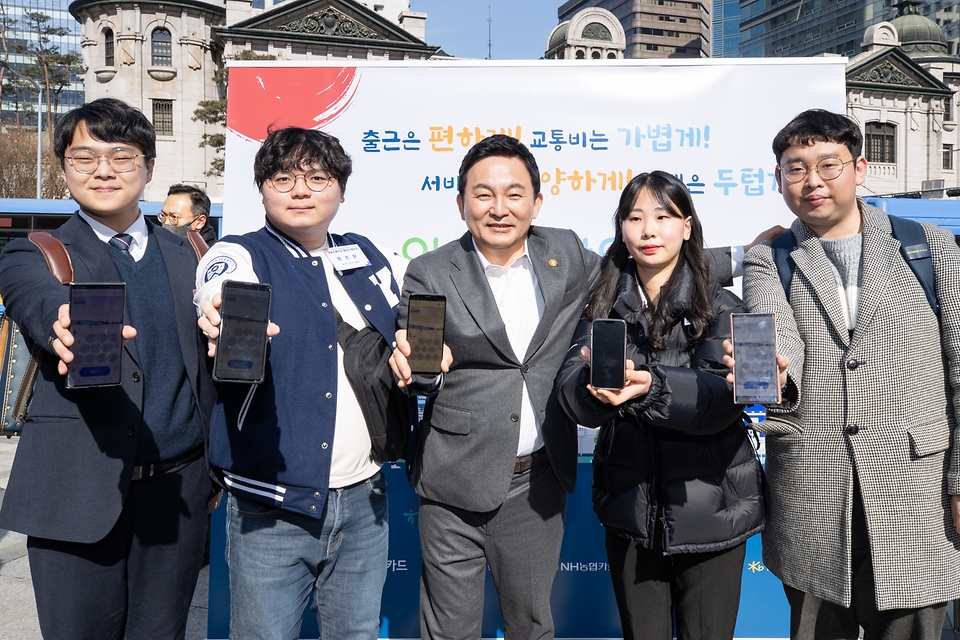 원희룡 국토교통부 장관이 22일 서울 중구 명동 거리에서 청년들과 함께 알뜰교통카드 앱을 보이며 기념촬영을 하고 있다.
