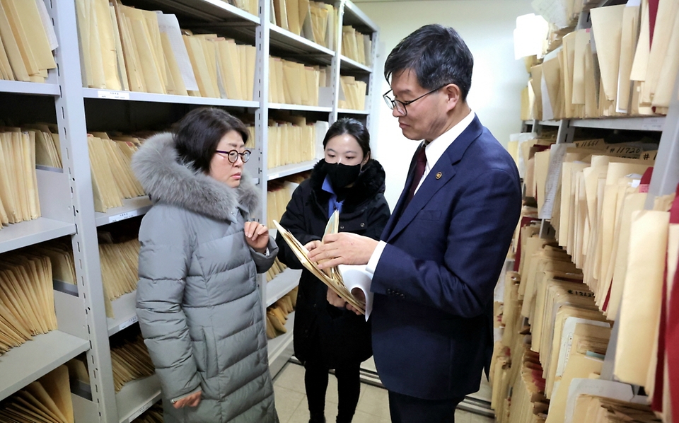 이기일 보건복지부 제1차관이 22일 서울 마포구 홀트아동복지회를 방문, 관계자로부터 설명을 들으며 아동서류를 살펴보고 있다.