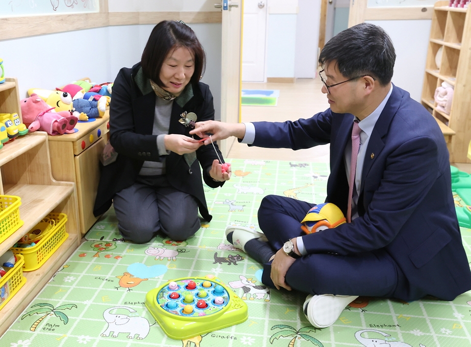 이기일 보건복지부 제1차관이 20일 대전 서구 샘머리어린이집을 방문, 홍란기 원장과 놀이시설을 점검하고 있다.