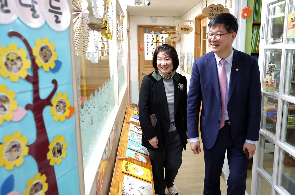 이기일 보건복지부 제1차관이 20일 보육 현장을 점검을 위해 대전 서구 샘머리어린이집을 방문하고 있다.