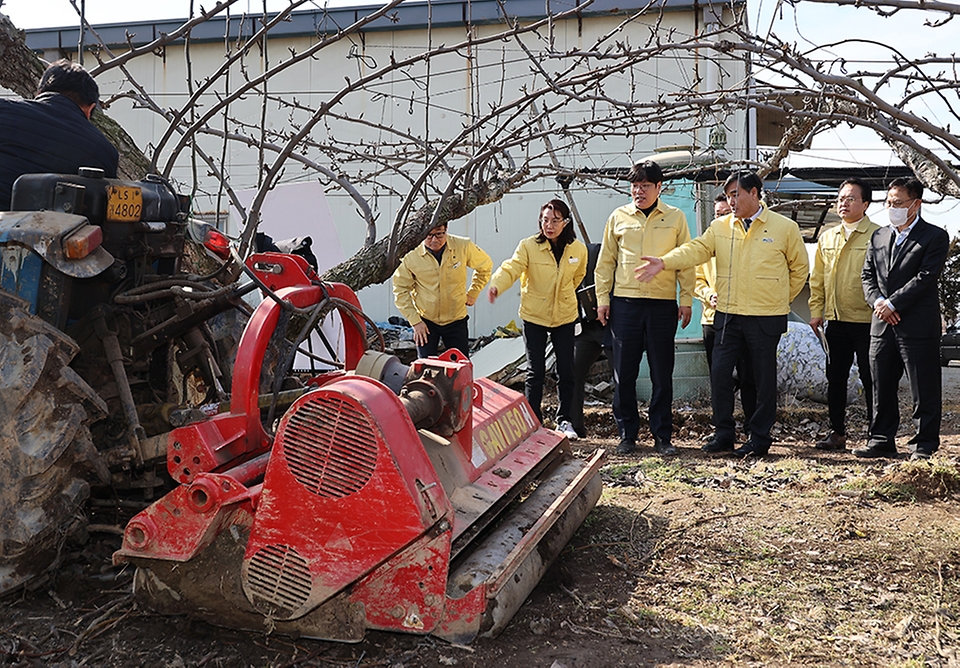 조재호 농촌진흥청장이 21일 경기 평택시 배 과수농가를 방문, 농업분야 미세먼지 저감을 위한 영농부산물 파쇄작업을 살펴보고 있다.