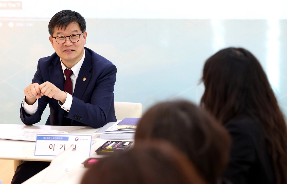 이기일 보건복지부 제1차관이 22일 서울 마포구 홀트아동복지회를 방문, 관계자들과 간담회를 하고 있다.