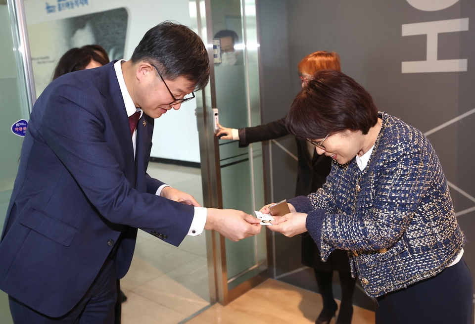 이기일 보건복지부 제1차관이 22일 입양체계 개편에 대한 의견청취를 위해 서울 마포구 홀트아동복지회를 방문, 관계자와 명함을 주고받고 있다.