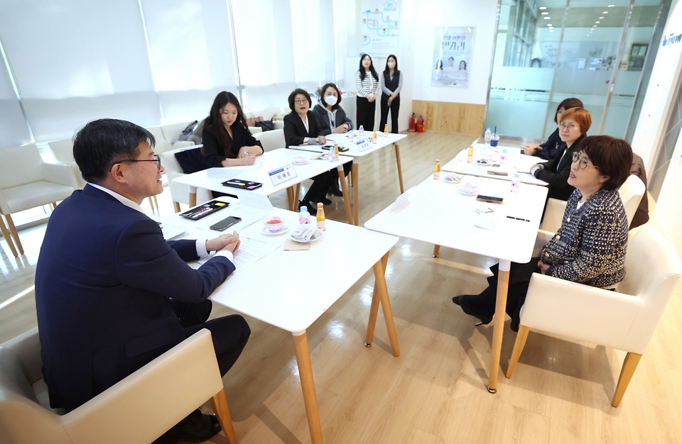 이기일 보건복지부 제1차관이 22일 서울 마포구 홀트아동복지회를 방문, 관계자들과 간담회를 하고 있다.