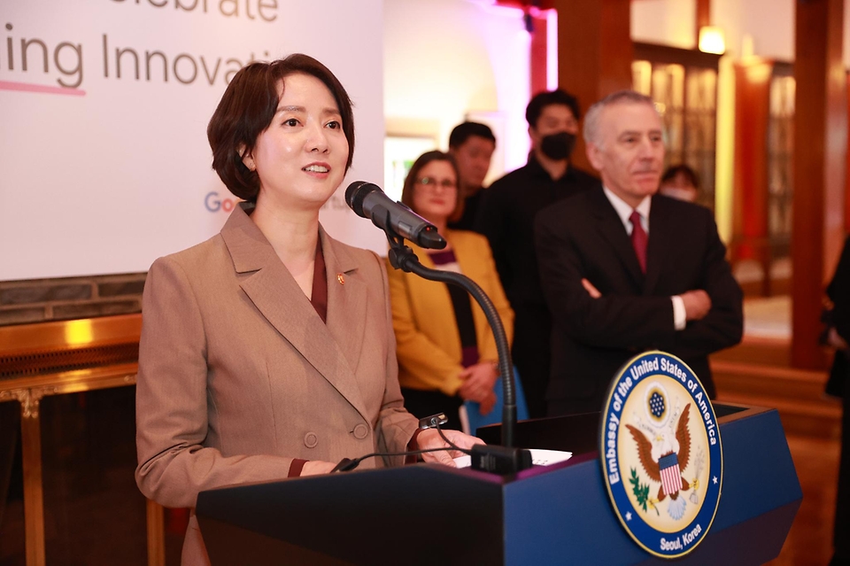 이영 중소벤처기업부 장관이 23일 서울 중구 주한미국대사관저에서 열린 ‘여성 혁신 리더를 위한 리셉션’에서 축사를 하고 있다.