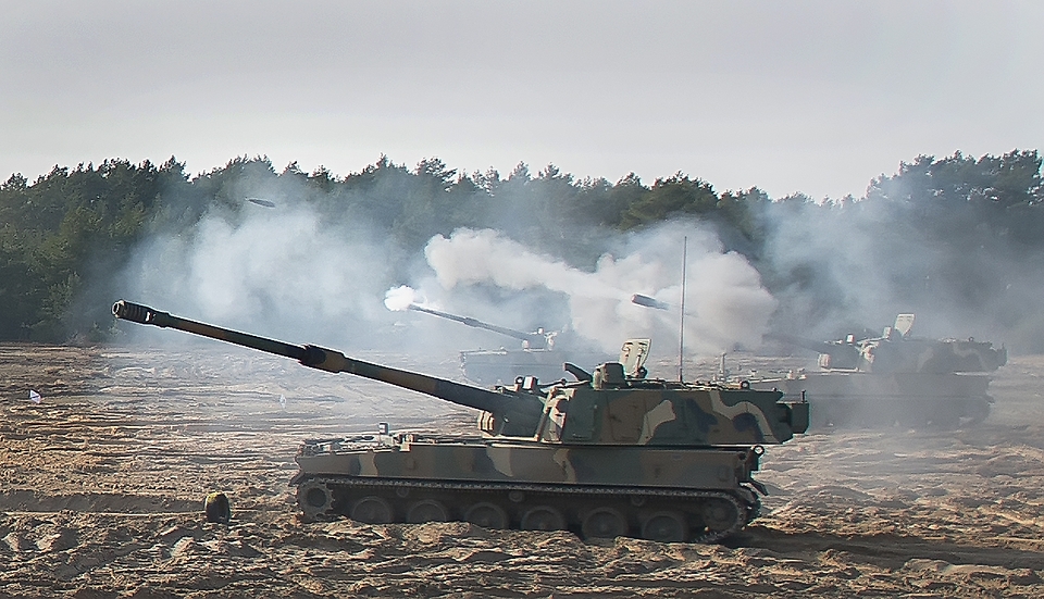 23일(현지시각) 폴란드 토룬 포병사격장에서 우리가 수출한 K9 자주포가 표적을 향해 포탄을 발사하고 있는 모습. (출처=국방부 페이스북)