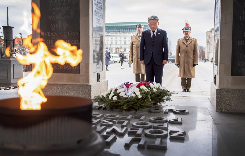 이종섭 국방부 장관이 22일(현지시각) 폴란드 바르샤바에 있는 무명용사의 묘를 찾아 헌화한 후 묵념하고 있다. (출처=국방부 페이스북)
