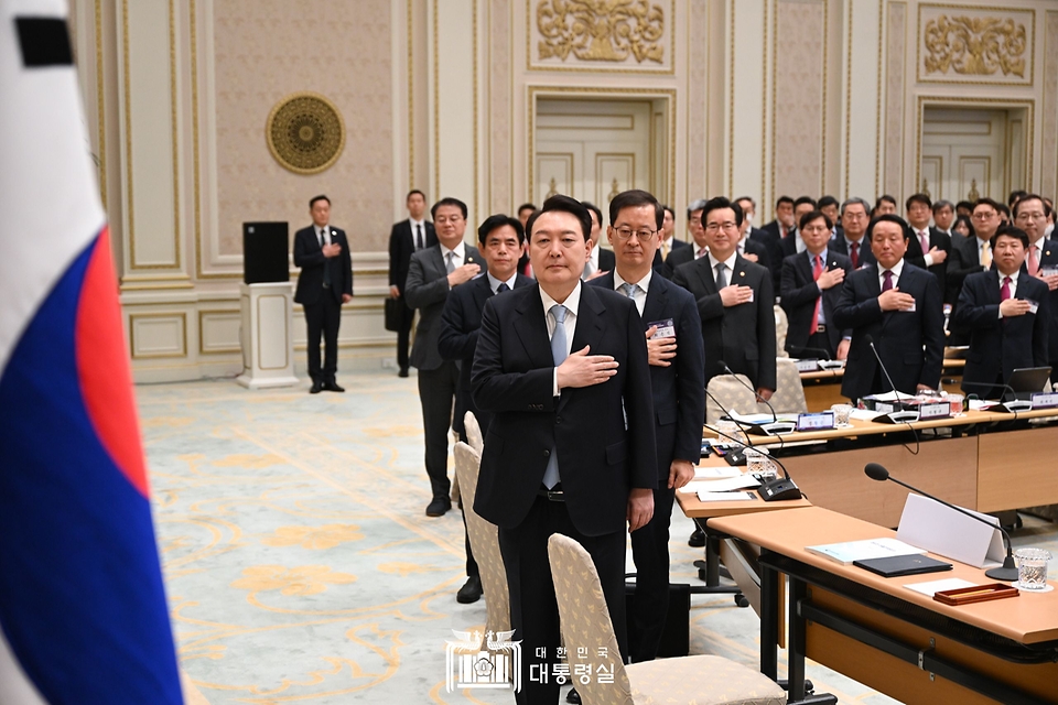 윤석열 대통령이 23일 청와대 영빈관에서 열린 ‘제4차 수출전략회의’에 참석, 국기에 대한 경례를 하고 있다.