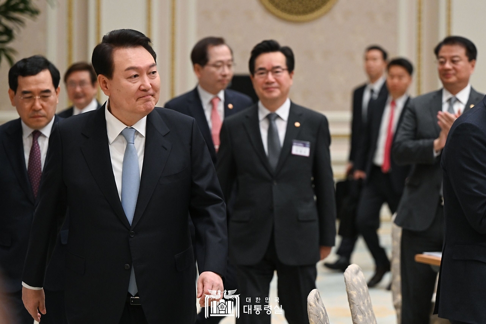 윤석열 대통령이 23일 청와대 영빈관에서 열린 ‘제4차 수출전략회의’에 입장하고 있다.