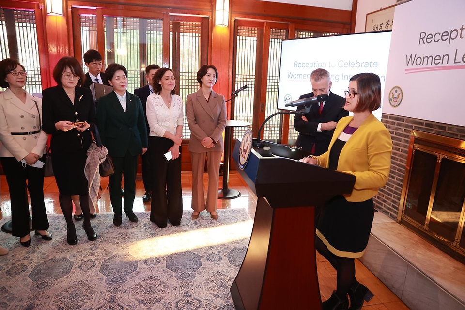 23일 서울 중구 주한미국대사관저에서 ‘여성 혁신 리더를 위한 리셉션’이 진행되고 있다.