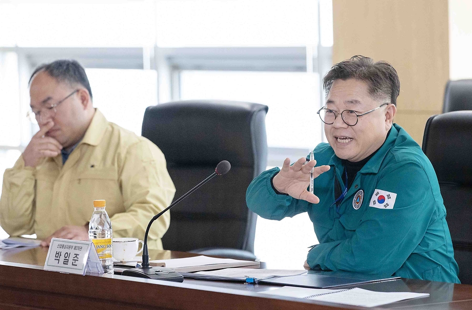박일준 산업통상자원부 제2차관이 24일 해빙기 기간 취약시설을 점검하기 위해 강원 삼척시 삼척LNG생산기지를 방문, 간담회에서 발언하고 있다.