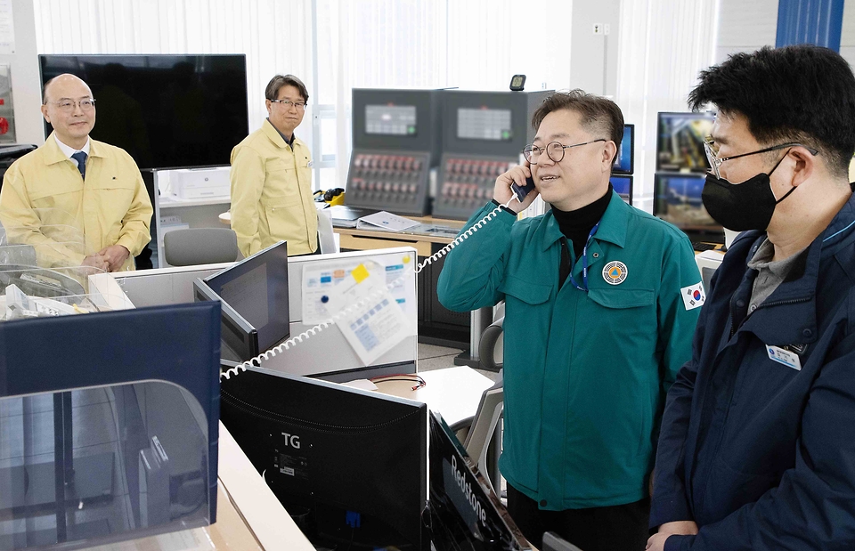 박일준 산업통상자원부 제2차관이 24일 해빙기 기간 취약시설을 점검하기 위해 강원 삼척시 삼척LNG생산기지를 방문, 관계자와 전화통화를 하고 있다.