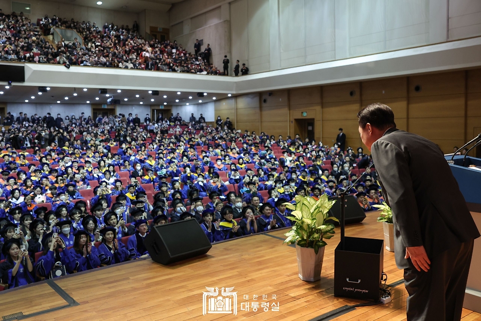 윤석열 대통령이 27일 서울 서대문구 연세대학교에서 열린 2023년 2월 학위수여식에 참석해 인사하고 있다.