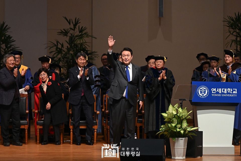윤석열 대통령이 27일 서울 서대문구 연세대학교에서 열린 2023년 2월 학위수여식에 입장하고 있다.
