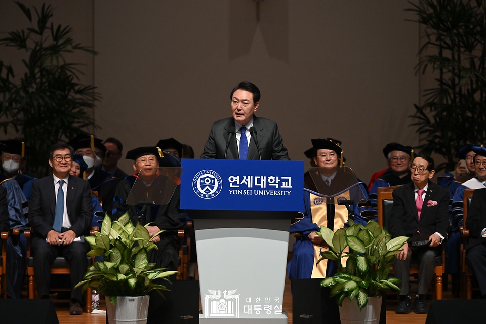 윤석열 대통령이 27일 서울 서대문구 연세대학교에서 열린 2023년 2월 학위수여식에 참석해 축사를 하고 있다.
