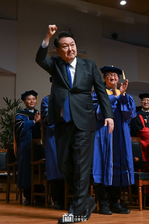 윤석열 대통령이 27일 서울 서대문구 연세대학교에서 열린 2023년 2월 학위수여식에 참석, 축사를 마친 뒤 졸업생들을 격려하고 있다.