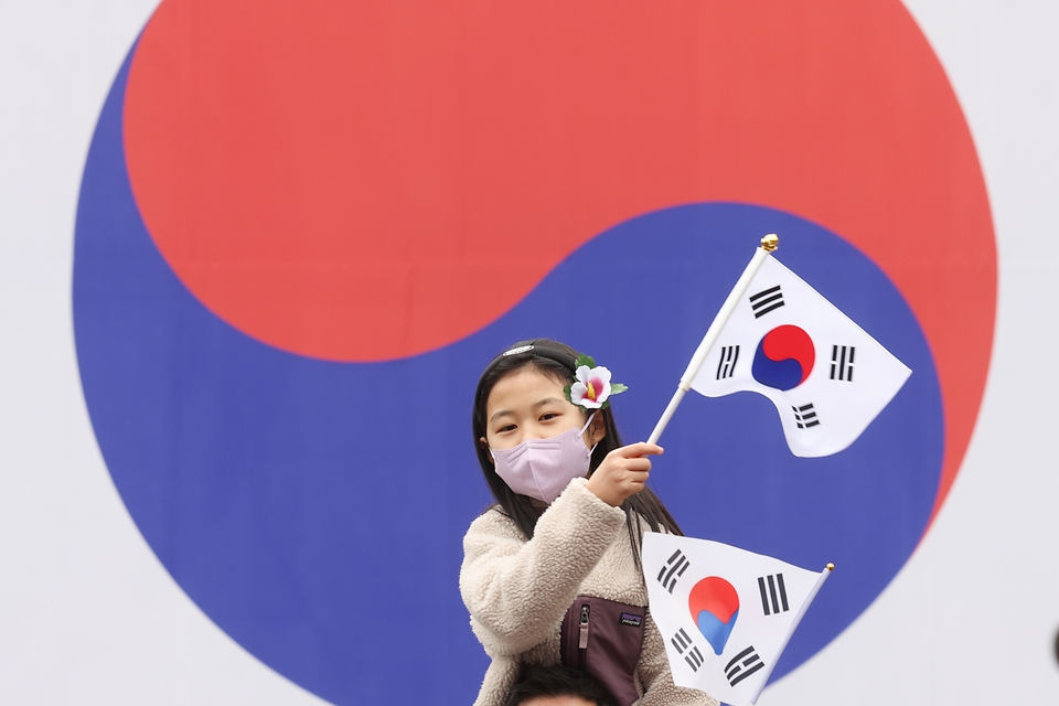 1일 서울 서대문구 서대문형무소역사관에서 열린 ‘서대문 1919 그날의 함성’ 행사에서 한 어린이가 태극기를 휘날리고 있다.