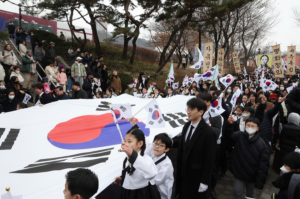 1일 서울 서대문구 서대문형무소역사관에서 열린 ‘서대문 1919 그날의 함성’ 행사에서 참가시민들이 태극기를 흔들며 거리행진을 하고 있다.