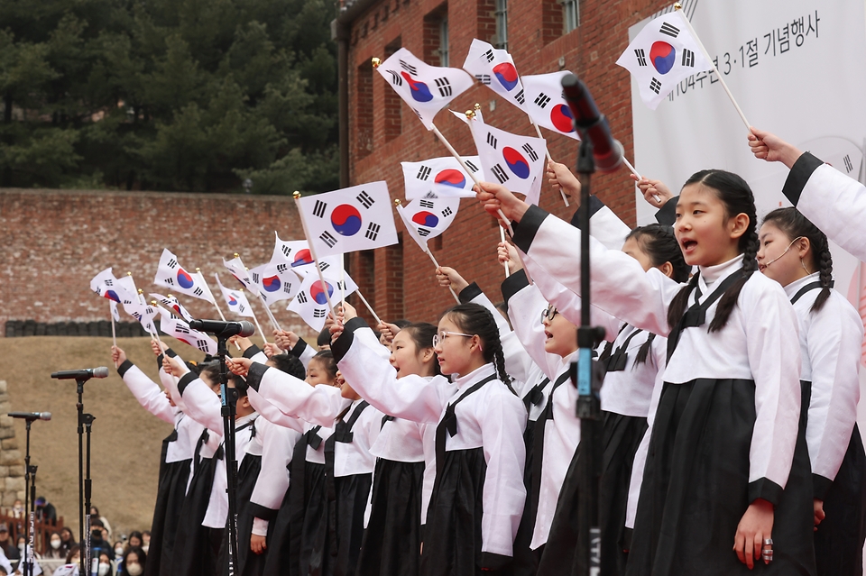 1일 서울 서대문구 서대문형무소역사관에서 열린 ‘서대문 1919 그날의 함성’ 행사에서 역사어린이합창단이 태극기를 흔들며 합창하고 있다.