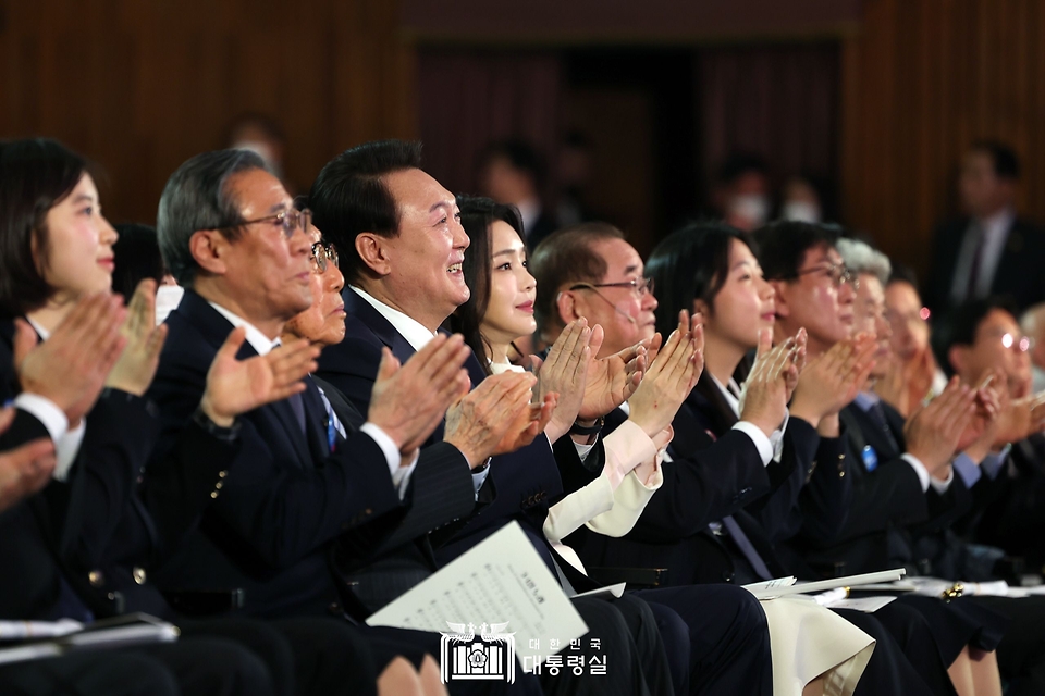 윤석열 대통령과 김건희 여사가 1일 서울 중구 유관순기념관에서 열린 ‘제104주년 3·1절 기념식’에서 박수를 치고 있다.