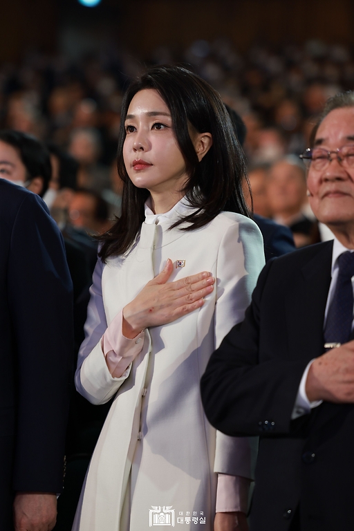 김건희 여사가 1일 서울 중구 유관순 기념관에서 열린 ‘제104주년 3·1절 기념식’에서 국기에 대한 경례를 하고 있다.