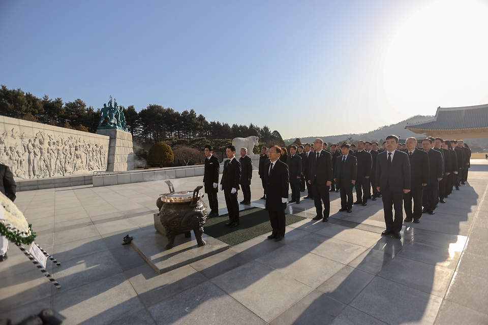 박민식 국가보훈처장이 국가보훈처 산하기관장들과 국.과장들과 함께 국가보훈부 승격을 맞아 3일 오전 대전 유성구 국립대전현충원을 방문하여 참배하고 있다.