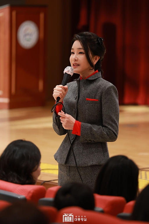 김건희 여사가 2일 서울 종로구 서울맹학교에서 열린 2023 서울맹학교 입학식에 참석, 격려사를 하고 있다.