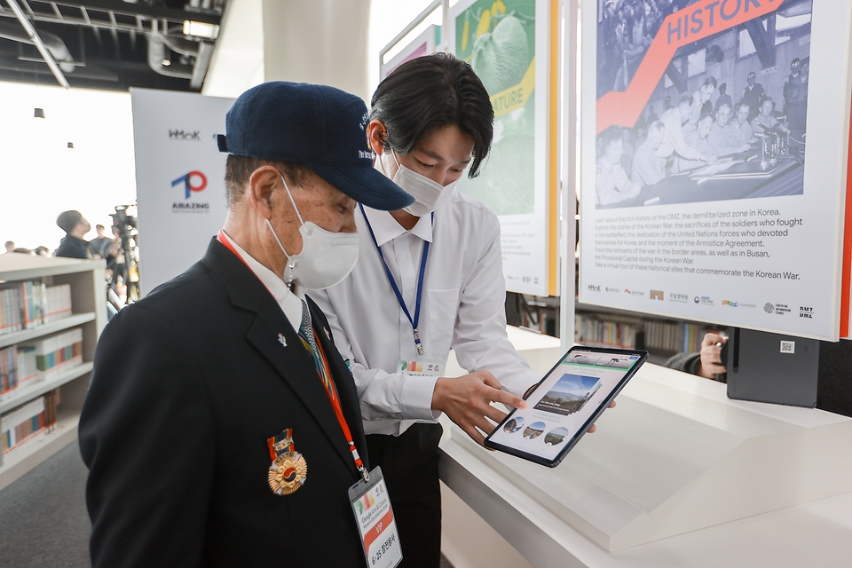 22일 오전 서울시 용산구 전쟁기념관에서 열린 Amazing 70, 구글 아트앤컬쳐 DMZ 사업 런칭 행사에 찾은 6.25전쟁 참전용사가 안내 직원의 설명을 들으며 한국의 비무장지대 온라인 전시를 체험하고 있다.