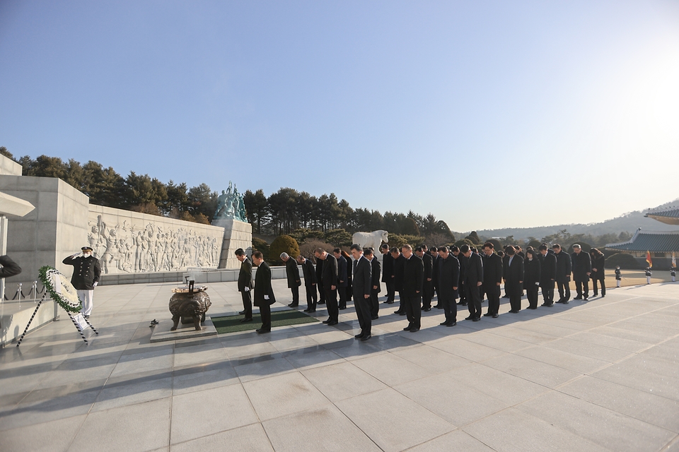 박민식 국가보훈처장이 국가보훈처 산하기관장들과 국.과장들과 함께 국가보훈부 승격을 맞아 3일 오전 대전 유성구 국립대전현충원을 방문하여 참배하고 있다.