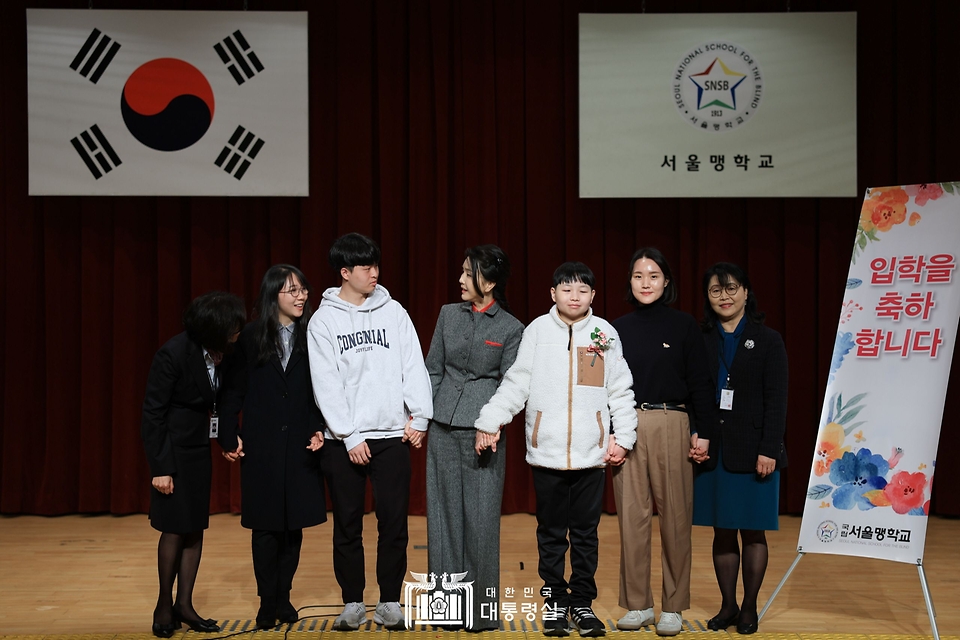 김건희 여사가 2일 서울 종로구 서울맹학교에서 열린 2023 서울맹학교 입학식에 참석, 교사 및 학생들과 기념촬영을 하고 있다.