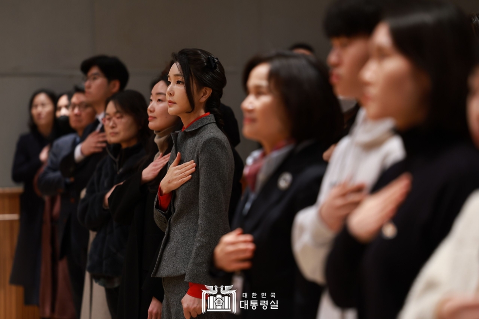 김건희 여사가 2일 서울 종로구 서울맹학교에서 열린 2023 서울맹학교 입학식에 참석, 국기에 대한 경례를 하고 있다.