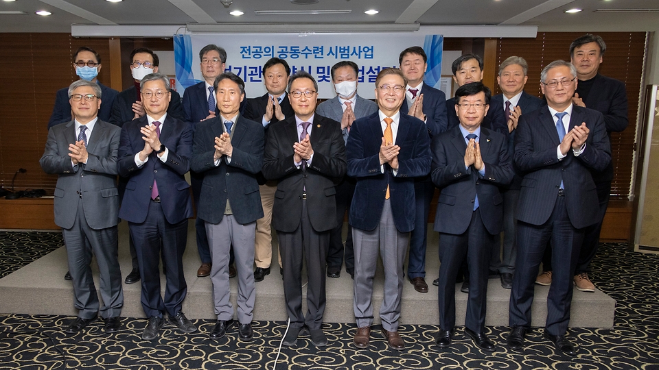박민수 보건복지부 제2차관이 2일 서울 중구 한국프레스센터에서 열린 ‘전공의 공동수련 시범사업 참여기관 협약식 및 사업설명회’에 참석, 참석자들과 박수치며 기념촬영을 하고 있다.