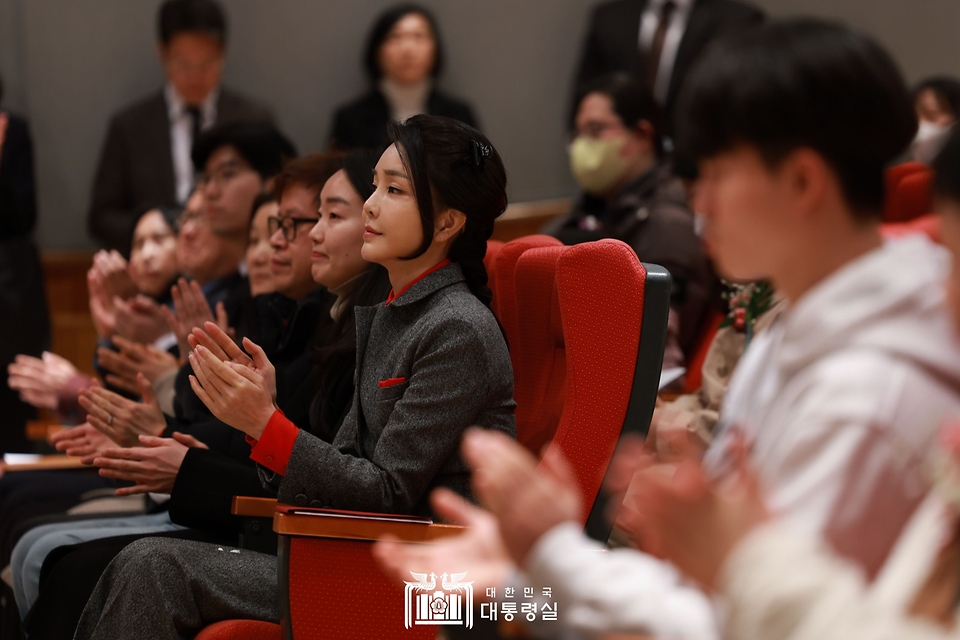 김건희 여사가 2일 서울 종로구 서울맹학교에서 열린 2023 서울맹학교 입학식에 참석, 박수를 치고 있다.